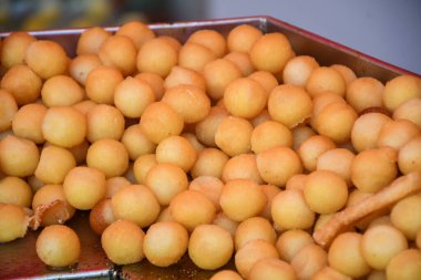 Bir sürü küçük, yağda kızartılmış çörek, sade, sossuz ve sossuz. Büyük bir kase izole edilmiş çörek, yemek festivali ya da karnavalda servis edilmeye hazır. Yemek Büfesi Yemek Yeme Partisi