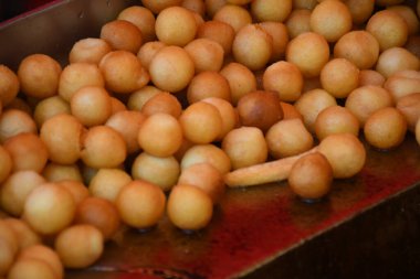 Bir sürü küçük, yağda kızartılmış çörek, sade, sossuz ve sossuz. Büyük bir kase izole edilmiş çörek, yemek festivali ya da karnavalda servis edilmeye hazır. Yemek Büfesi Yemek Yeme Partisi