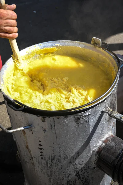 Taze Polenta Mamaliga Büyük Tencerede Pişiyor Şef Ateşin Üzerinde Esrar — Stok fotoğraf