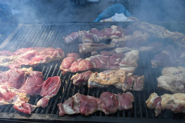 Chef Preparando Carne Parrilla Durante Festival Comida Aire Libre Camión — Foto de Stock