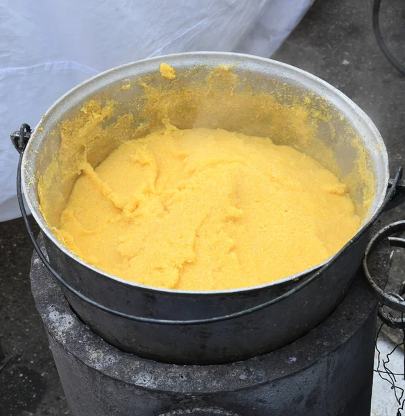 Polenta Proaspătă Sau Mamaliga Gătit Oală Mare Bucătar Care Amestecă — Fotografie, imagine de stoc