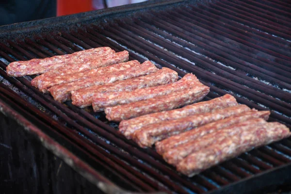 Chef Preparando Carne Parrilla Durante Festival Comida Aire Libre Camión — Foto de Stock