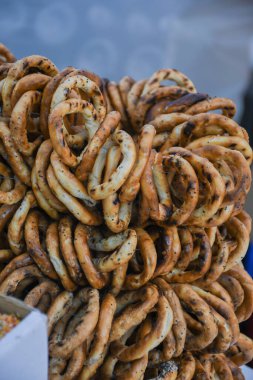 Alman krakerleri birbiri üzerine istiflenir, bir grup ince kuru kraker yemek festivalinde bir masanın üzerinde halatla sergilenir, geleneksel yemekler.