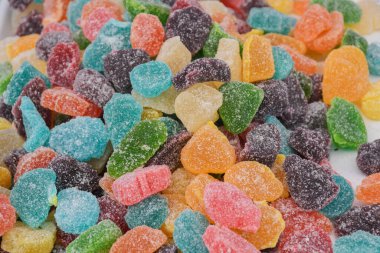 Gıda festivali sırasında markette satılık bir kutuda ahududu ve böğürtlen şeklinde jelibon şekeri. Çocuklar tatlı ikram ediyor.