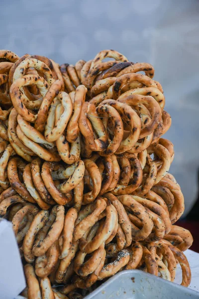 ドイツのプレッツェルは 食品市場の祭り 伝統的な食品でテーブルの上に表示されるロープの上に薄い乾燥プレッツェルのグループ お互いに1つのスタック — ストック写真