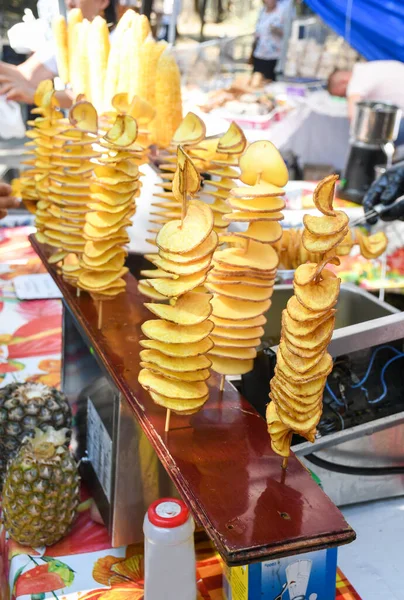 Beim Streetfood Festival Wirbeln Gebratene Kartoffelspiralen Auf Einem Stock Fast — Stockfoto