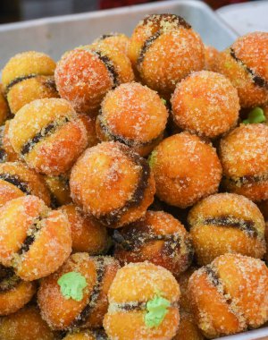 İstanbul 'daki bir dükkanda ya da sokak yemekleri festivali sırasında çeşitli tiplerde ya da çok çeşitli Türk lezzet dürümleri satılıyor. Lokum, özel bir hindi tatlısı.