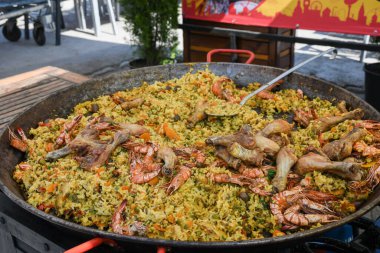 Quesadilla hazırlama süreci, geleneksel Meksika yemeği. Açık hava ortamları, yemek festivali sırasında aşçı yemekleri, otantik sokak yemekleri. Siyah eldivenler lezzetli malzemeler. Aşçı pidenin üstünde takla atar.