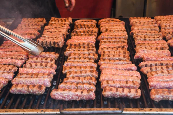 Chef Preparando Carne Parrilla Durante Festival Comida Aire Libre Camión — Foto de Stock