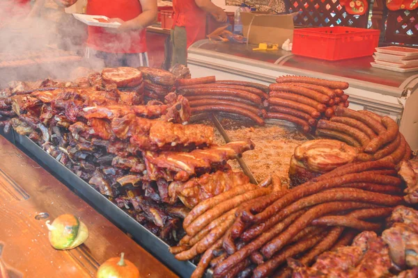 Chef Preparando Carne Parrilla Durante Festival Comida Aire Libre Camión — Foto de Stock