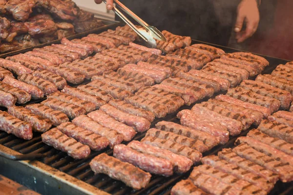 Chef Preparando Carne Grelha Durante Festival Comida Externa Livre Caminhão — Fotografia de Stock