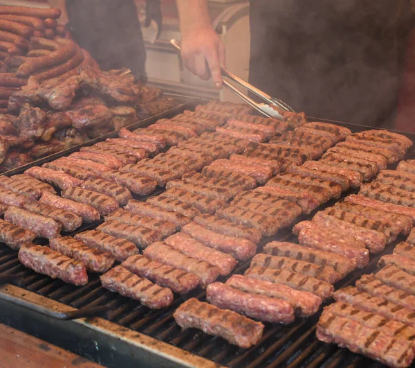요리사는 그릴에서 고기를 준비하고 야외에서 브런치 행사를 스테이크 닭고기 가슴살 — 스톡 사진