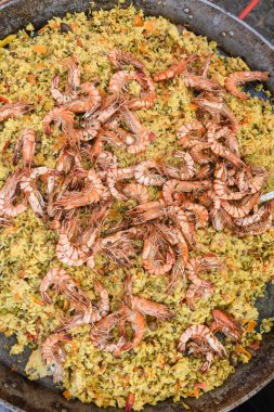 Deniz ürünleri paella 'sı büyük bir tavada pişmiş, sokak yemeği festivali. Meksika Fiesta Ulusal Yemek Günü spesiyali. Canlı yemek istasyonu. Taze Yemek Büfesi Yemek Yemeği Paylaşım Partisi Konsepti