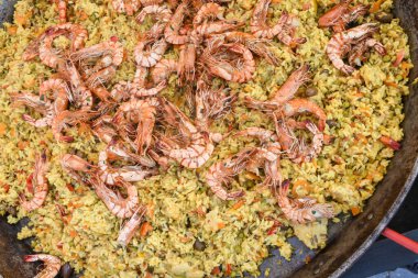 Deniz ürünleri paella 'sı büyük bir tavada pişmiş, sokak yemeği festivali. Meksika Fiesta Ulusal Yemek Günü spesiyali. Canlı yemek istasyonu. Taze Yemek Büfesi Yemek Yemeği Paylaşım Partisi Konsepti