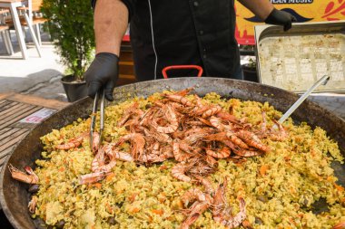 Deniz ürünleri paella 'sı büyük bir tavada pişmiş, sokak yemeği festivali. Meksika Fiesta Ulusal Yemek Günü spesiyali. Canlı yemek istasyonu. Taze Yemek Büfesi Yemek Yemeği Paylaşım Partisi Konsepti