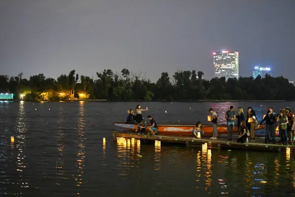 美丽的纸灯笼漂浮在水面上 — 图库照片