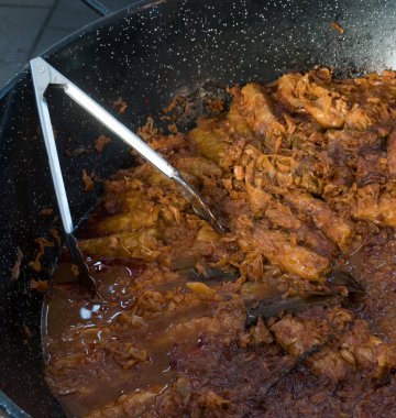 Güveç pişirme kamp ateşi konsepti, güveç açık ızgara buharı hazırlama. Açık hava şömine kamp konsepti. Doğada geleneksel yemek hazırlığı odun ateşinde pişiyor. Açık hava pikniği