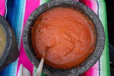 Baharatlı kırmızı domates salsası ve baharatlı yeşil salsa. Geleneksel Meksika yemeklerini çeşnilendirmek için. Yeşil biberli baharatlı sos ve kırmızı biberli baharatlı biber.