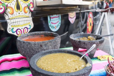 Baharatlı kırmızı domates salsası ve baharatlı yeşil salsa. Geleneksel Meksika yemeklerini çeşnilendirmek için. Yeşil biberli baharatlı sos ve kırmızı biberli baharatlı biber.