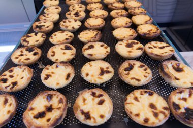 Bir tepsi geleneksel Portekiz Lizbon ev yapımı 