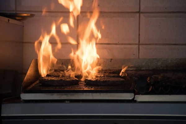 石のオーブンで石炭を燃焼させます 木の上にレンガと粘土で作られたものもあります ピザのためにも レンガのオーブン 黒いコピースペースに隔離された大きな燃焼炎 — ストック写真