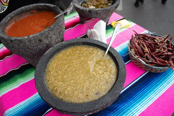 토마토 살사와 살사는 거리의 시장에서 선택적 초점으로 멕시코 음식에 것이었다 — 스톡 사진