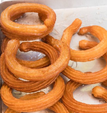 Halka Tatls (Tatlı Halka), irmik ve limon şuruplu donutlara benzer kızartılmış altın halkalar. Kızarmış Tatlı Hamur, adı da Türk churros. Türk Tatlısı Tulumba Tatlıları