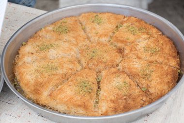 Kunefe, tatlı ve lezzetli levantin peynirli börek, Türk usulü özel ve geleneksel tatlı. Kızarmış kunefe, şeker şurubuyla kaplanmış eritilmiş hatay peynirinden yapılmış, filo kıtır kıtır ve çıtır.