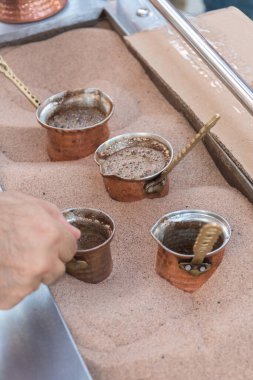 Bükreş, Romanya, 21 Eylül 2019: Yemek festivali sırasında sokakta sıcak kum hazırlanmasıyla yapılan Türk kahvesi. Ayrıca kahve tarifi. Orijinal geleneksel duruş