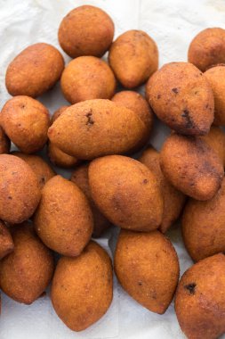 Sokak yemekleri festivali sırasında Ili Kofte (Türk Doldurulmuş Köftesi). Yığınla kuzu eti ya da yağda kızartılmış kıyma. İndirimli sokak pazarı için tezgahın üstü