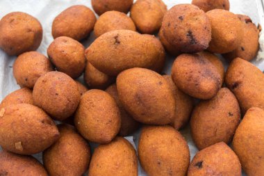 Sokak yemekleri festivali sırasında Ili Kofte (Türk Doldurulmuş Köftesi). Yığınla kuzu eti ya da yağda kızartılmış kıyma. İndirimli sokak pazarı için tezgahın üstü