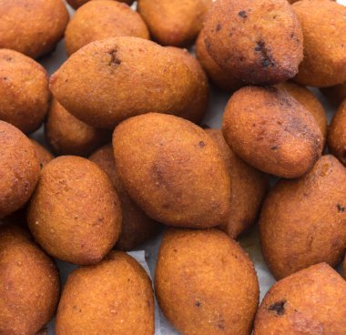 Sokak yemekleri festivali sırasında Ili Kofte (Türk Doldurulmuş Köftesi). Yığınla kuzu eti ya da yağda kızartılmış kıyma. İndirimli sokak pazarı için tezgahın üstü