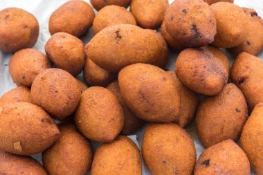 Kunefe, tatlı ve lezzetli levantin peynirli börek, Türk usulü özel ve geleneksel tatlı. Kızarmış kunefe, şeker şurubuyla kaplanmış eritilmiş hatay peynirinden yapılmış, filo kıtır kıtır ve çıtır.