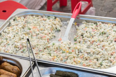 Türk manti köftesi. Baharatlı biftek ile doldurulmuş ev yapımı küçük hamur tatlısı. Suda pişirilmiş ve yoğurt sosuyla servis edilmiş.