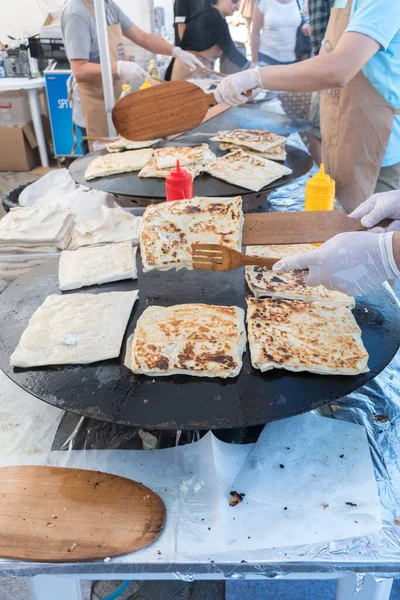 Plato Tradicional Turco Llamado Gozleme Hecho Pan Plano Relleno Carne — Foto de Stock