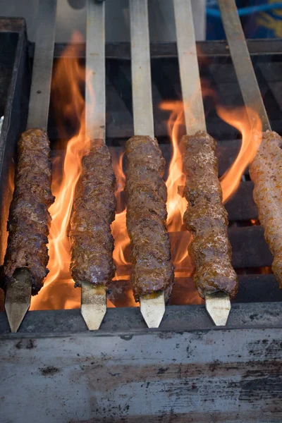 Adana Kebab Gehakt Van Lamsvlees Spies Grill Boven Houtskool Chef — Stockfoto