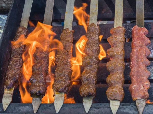 Adana Kebab Cordeiro Moído Carne Picada Espeto Grelha Sobre Carvão — Fotografia de Stock