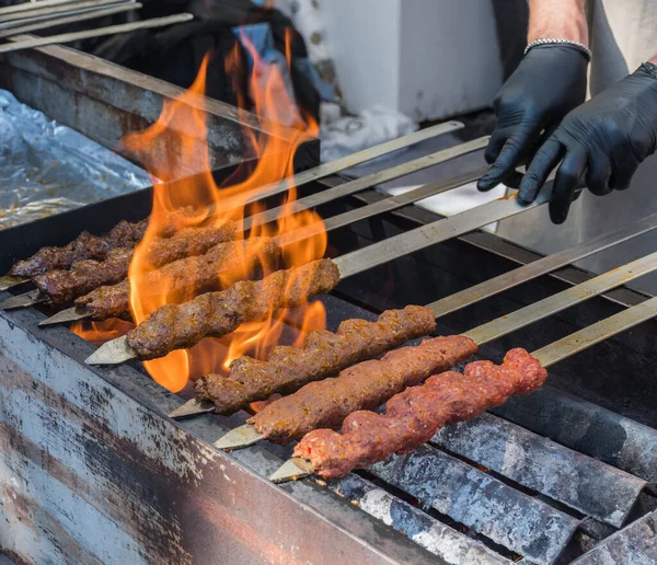 Adana Kebab Carne Picada Cordero Molida Pincho Parrilla Sobre Carbón — Foto de Stock