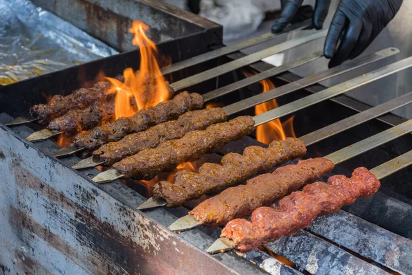 Adana Kebab Carne Picada Cordero Molida Pincho Parrilla Sobre Carbón — Foto de Stock