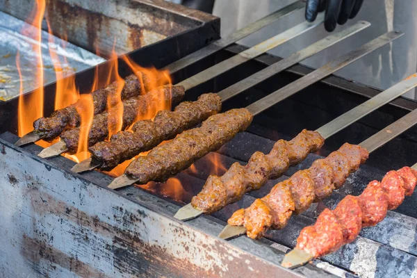 Adana Kebab Carne Picada Cordero Molida Pincho Parrilla Sobre Carbón — Foto de Stock