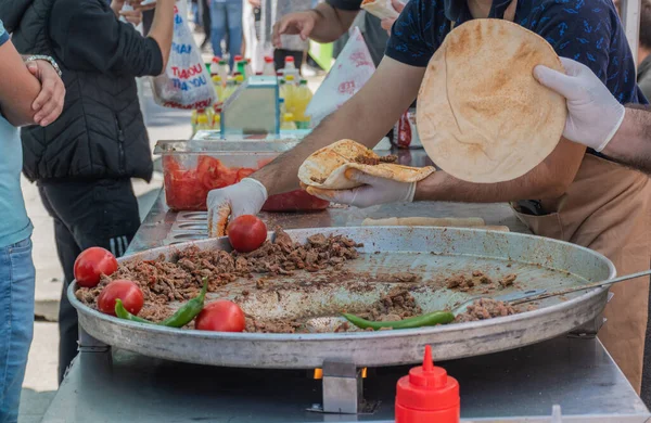 Carne Tradicional Turca Shawarma Sendo Preparada Com Tomates Vermelhos Pimentas — Fotografia de Stock