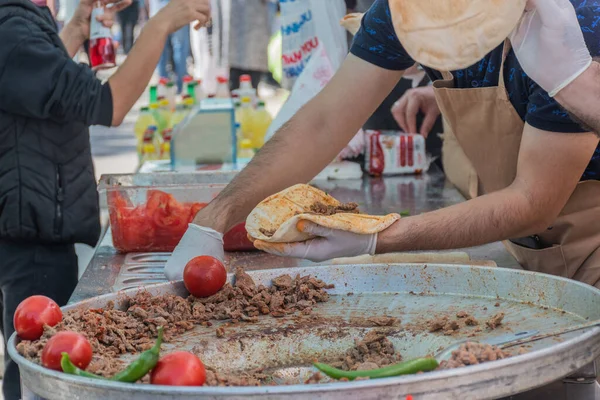 Carne Tradicional Turca Shawarma Sendo Preparada Com Tomates Vermelhos Pimentas — Fotografia de Stock