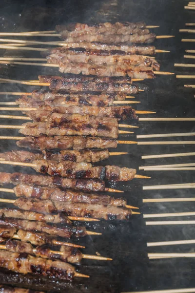Shish Kebab Eine Beliebte Mahlzeit Aus Spießen Und Gegrillten Fleischwürfeln — Stockfoto