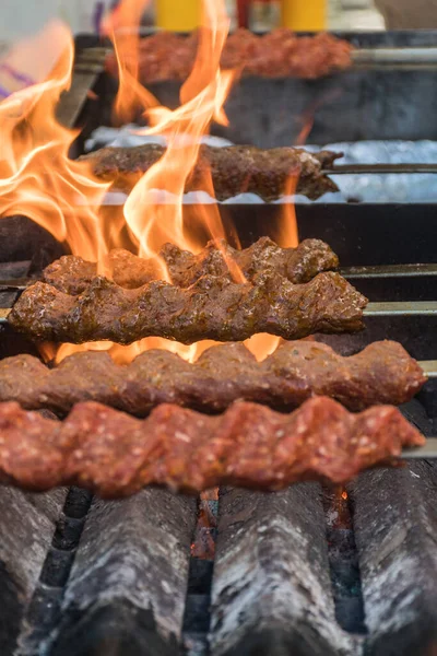 Adana Kebab Cordeiro Moído Carne Picada Espeto Grelha Sobre Carvão — Fotografia de Stock