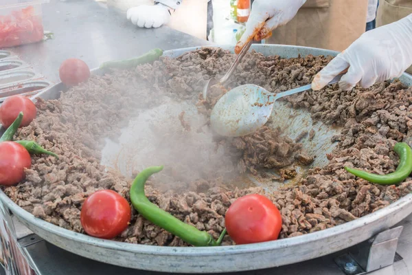 Carnea Tradițională Turcească Shawarma Fiind Preparată Roșii Roșii Ardei Roșu — Fotografie, imagine de stoc