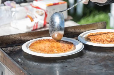 Kunefe, tatlı ve lezzetli levantin peynirli börek, Türk usulü özel ve geleneksel tatlı. Kızarmış kunefe, şeker şurubuyla kaplanmış eritilmiş hatay peynirinden yapılmış, filo kıtır kıtır ve çıtır.