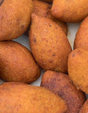Sokak yemekleri festivali sırasında Ili Kofte (Türk Doldurulmuş Köftesi). Yığınla kuzu eti ya da yağda kızartılmış kıyma. İndirimli sokak pazarı için tezgahın üstü