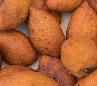 Sokak yemekleri festivali sırasında Ili Kofte (Türk Doldurulmuş Köftesi). Yığınla kuzu eti ya da yağda kızartılmış kıyma. İndirimli sokak pazarı için tezgahın üstü