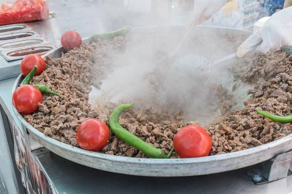 Carne Tradicional Shawarma Turca Preparada Con Tomates Rojos Pimientos Rojos — Foto de Stock