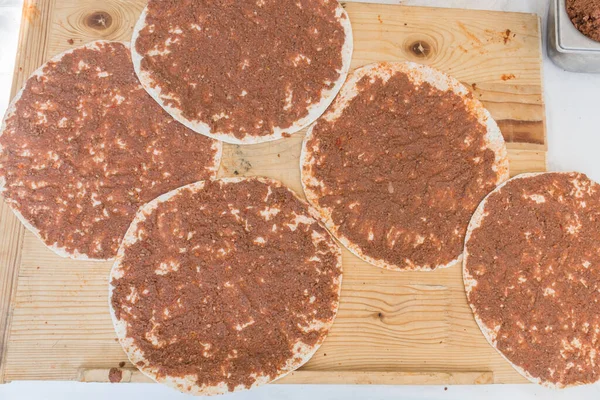 Pizza Tradisional Turki Yang Disebut Lahmacun Sedang Disiapkan Dengan Daging — Stok Foto